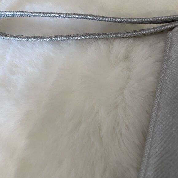 NWOT silver Isaac Mizrahi Cosmetic bag - Picture 4 of 9